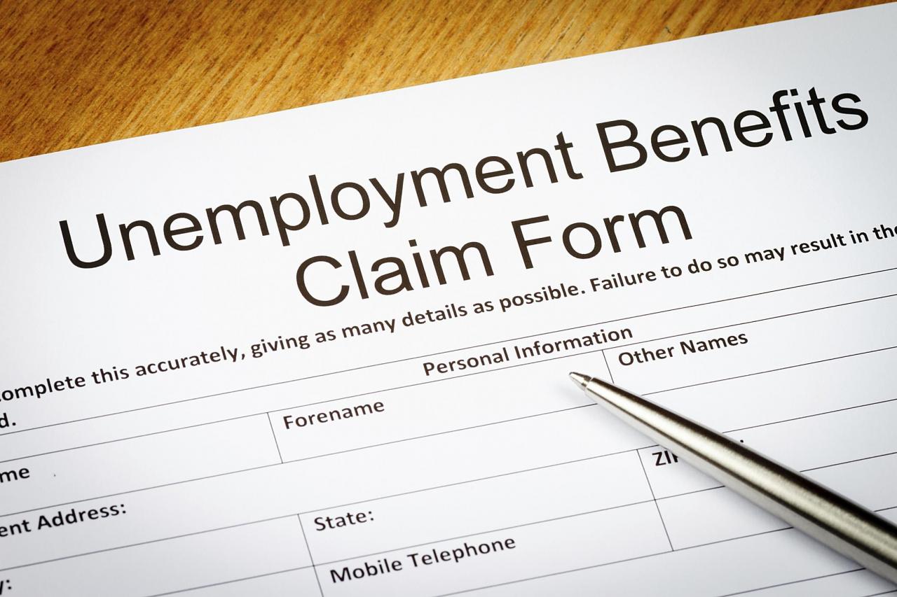 Does an employee pay into unemployment benefits