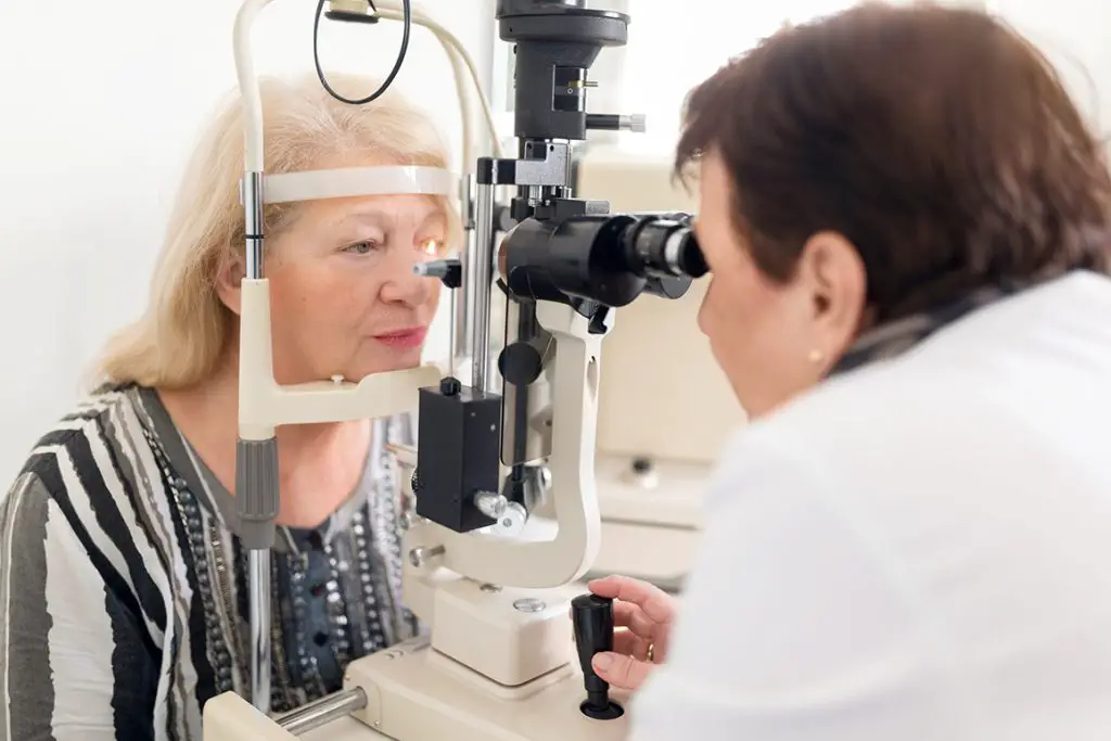 Does medicare pay for an eye exam per year